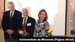 Corsino Tolentino (centro), prémio Liderança 2015, Universidade de Minesota, Estados Unidos