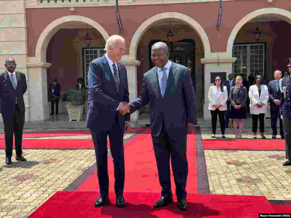 Rais Biden akiongea na mwenyeji wake Rais Lourenco,