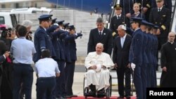 El papa Francisco es recibido por el presidente de Portugal, Marcelo Rebelo de Sousa, a su llegada a Lisboa el 2 de agosto de 2023.