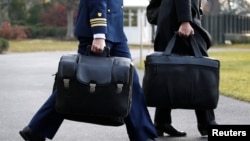 Auxiliares militares llevan los maletines que contienen los códigos de lanzamientos nucleares a donde quiera que se traslade el presidente de EE.UU.