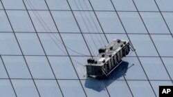 Juan López y Juan Lizama quedaron colgando cuando un cable del andamio en el que trabajaban cedió en la torre de 104 pisos.