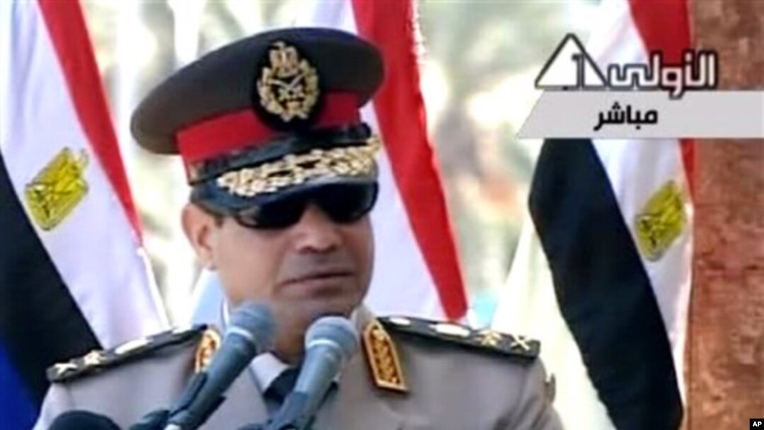 Panglima militer Mesir Jenderal Abdel-Fattah el-Sissi mengancam untuk menggunakan kekuatan terhadap serangan atas gedung-gedung pemerintah dan pos-pos polisi oleh demonstran anti-pemerintah (Foto: dok).