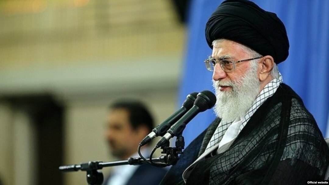 Pemimpin tertinggi Iran, Ayatollah Ali Khamenei menyampaikan pidato yang berapi-api di tengah massa di Teheran, hari Senin (17/8).