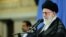 Pemimpin tertinggi Iran, Ayatollah Ali Khamenei menyampaikan pidato yang berapi-api di tengah massa di Teheran, hari Senin (17/8).