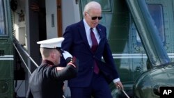 El presidente Joe Biden llega en Marine One para asistir a una recaudación de fondos en San Francisco, el miércoles 21 de febrero de 2024. (Foto AP/Manuel Balce Ceneta)