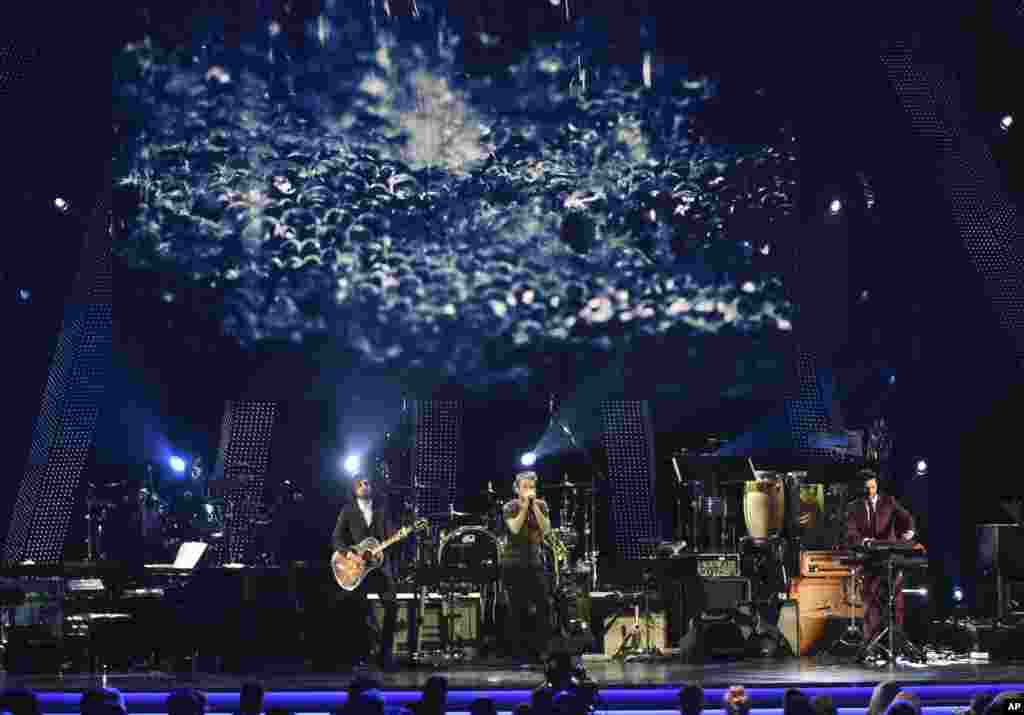 Vetusta Morla interpreta &quot;Cuando Los Angeles Lloran&quot;, en la gala de los Latin Grammy del miércoles 14 de noviembre de 2018. 