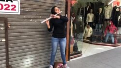 Joven venezolana tocando música en Argentina