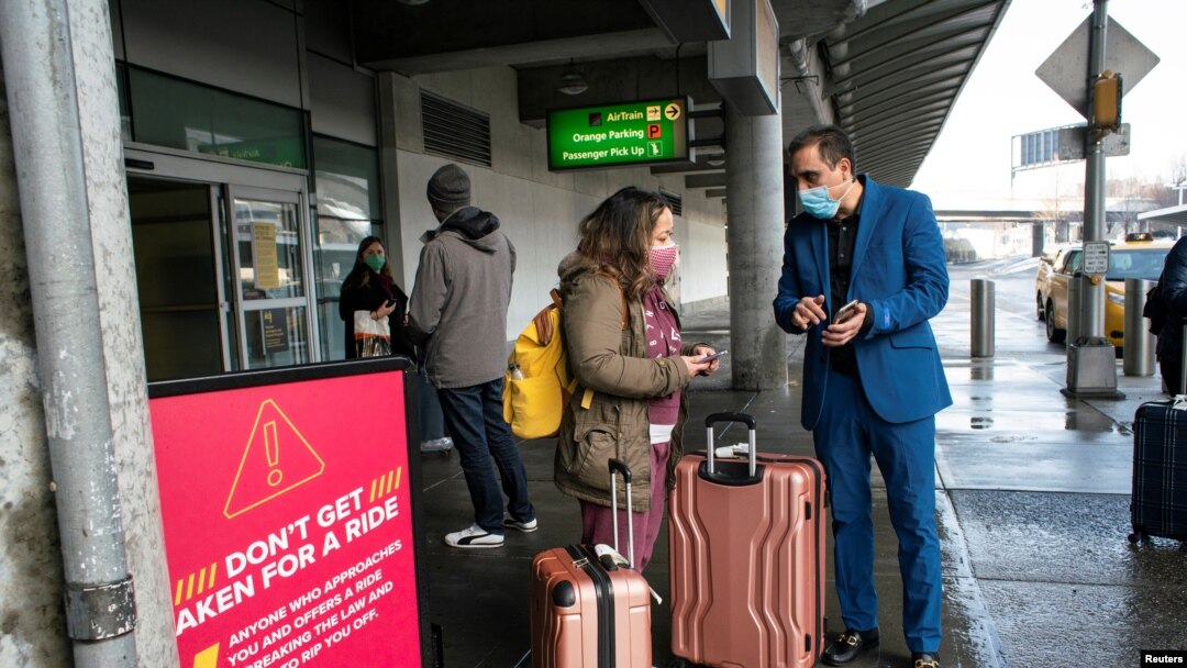 ARHIVA - Putnici sa leta iz Londona stižu na međunarodni aerodrom Džon Kenedi u Njujorku (Foto: Reuters/Eduardo Munoz)