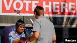 6일 미국 캘리포니아주 샌디에이고의 선거운동원이 유권자에게 투표 안내를 하고 있다.