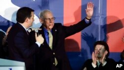 Ted Cruz, con su padre Rafael Cruz y su madre Eleanor Darragh durante un evento de campaña en Des Moine, Iowa. Febrero 1, 2016.