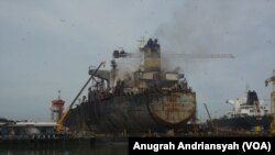 Kondisi kapal tanker MT Jag Leela usai mengalami kebakaran, Selasa, 12 Mei 2020. (Foto: Anugrah Andriansyah/VOA)