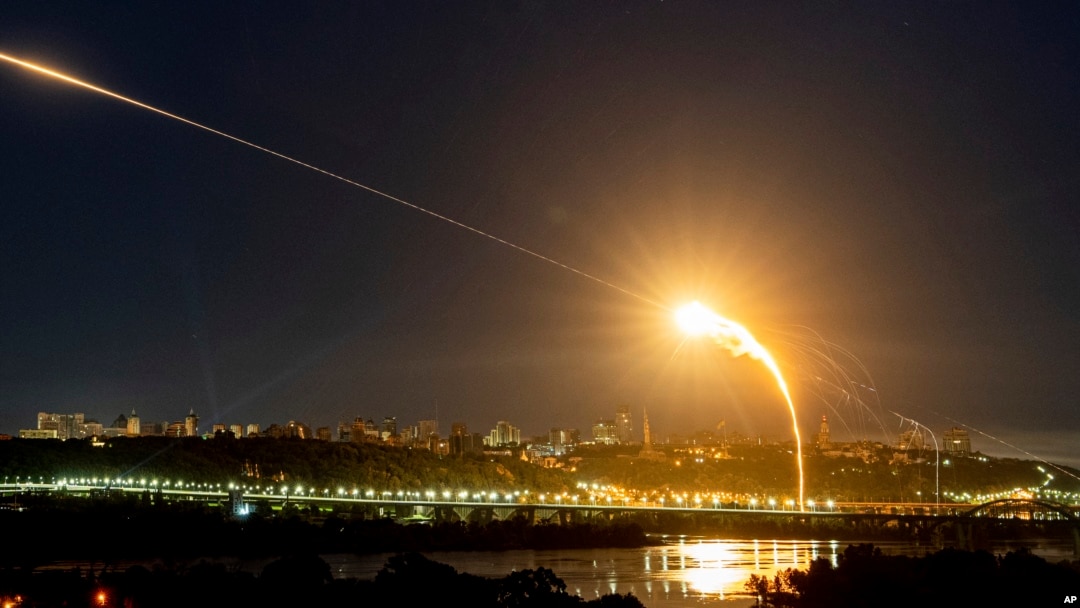 Pertahanan udara Ukraina mencegat drone Shahed di udara dalam serangan udara ketiga Rusia di ibu kota dalam 24 jam terakhir di Kyiv, Ukraina, Selasa, 30 Mei 2023. (Foto: AP/Evgeniy Maloletka)