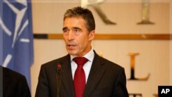 Le secrétaire-général de l'OTAN, Anders Fogh Rasmussen, parle à la presse à Tripoli, le 31 octobre 2011