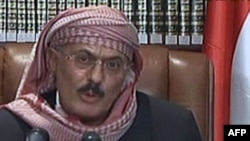 Tổng thống Yemen Ali Abdullah Saleh nói chuyện với dân chúng trong lúc binh sĩ bắn vào người biểu tình đòi đưa ông Saleh ra xét xử về tội ác chống nhân dân Yemen, ngày 25/9/2011