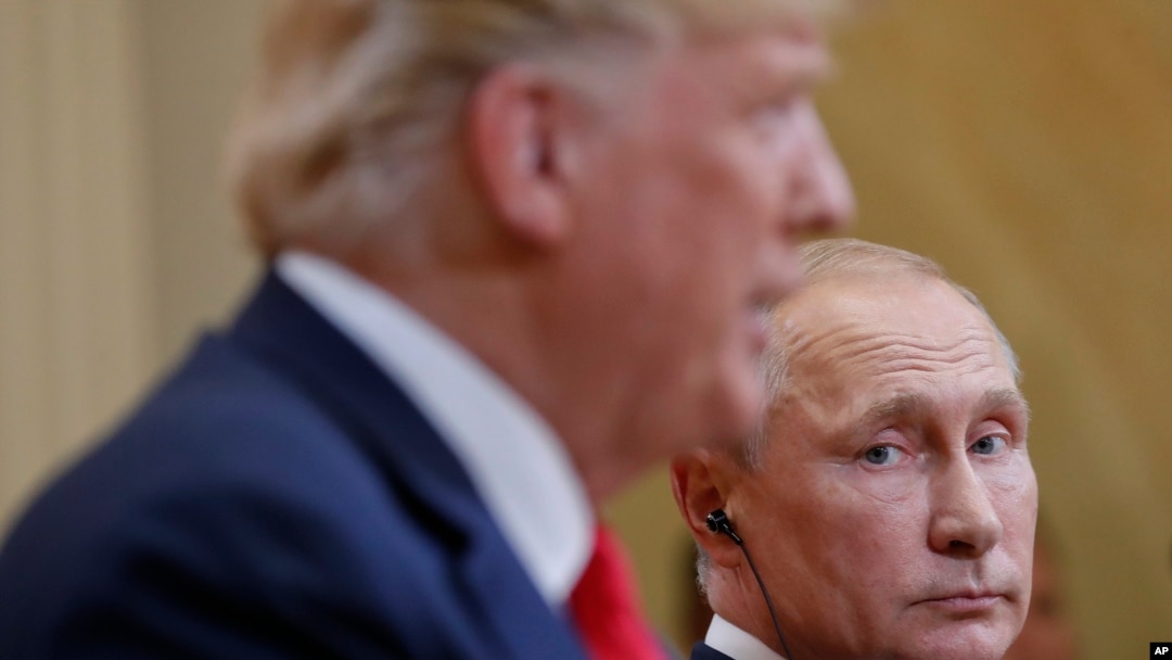 Presiden Rusia Vladimir Putin (kanan), melihat ke arah Presiden AS Donald Trump (kiri), saat Trump berbicara dalam konferensi pers gabungan di Istana Kepresidenan, di Helsinki, Finlandia, 16 Juli 2018.