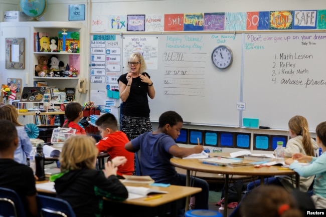 Upper multi-aged teacher of grades 4 to 6 at Orangethorpe Elementary School, Pamela Keller, teaches students cursive writing at Orangethorpe Elementary School, in Fullerton, California, U.S. January 23, 2024. (REUTERS/Mike Blake)