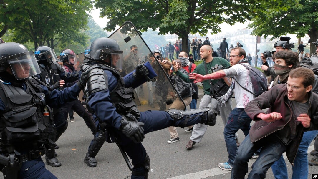 Polisi anti huru-hara bentrok dengan para demonstran saat melakukan aksi unjuk rasa di Paris, Perancis (26/5).