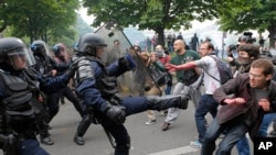 Polisi anti huru-hara bentrok dengan para demonstran saat melakukan aksi unjuk rasa di Paris, Perancis (26/5).