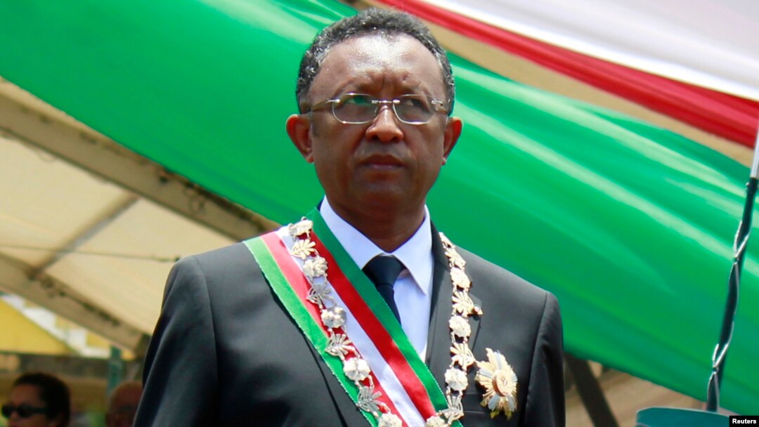 Presiden Madagaskar Hery Rajaonarimampianina dalam upacara pelantikannya sebagai Presiden baru negara itu, di stadion Mahamasina, Antananarivo (25/1).