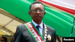 Presiden Madagaskar Hery Rajaonarimampianina dalam upacara pelantikannya sebagai Presiden baru negara itu, di stadion Mahamasina, Antananarivo (25/1).