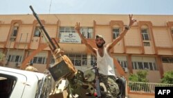 북아프리카 리비아의 리비아통합정부(GNA) 소속 군인들이 4일 수도 트리폴리 인근의 타르호나 마을에서 승리의 브이자를 만들고 있다. 