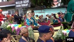 Putri Sultan Yogyakarta Gusti Kanjeng Ratu (GKR) Hayu bersama suaminya Kanjeng Pangeran Haryo (KPH) Notonegoro dalam arak-arakan pernikahan (23/10). (VOA/Nurhadi Sucahyo) 