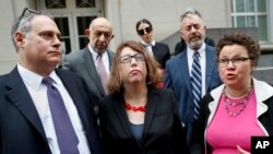 Pengacara ACLU Lee Gelernt (left); Margo Schlanger, profesor hukum di Universitas Michigan (tengah) dan pengacara ACLU Miriam Aukerman berbicara kepada wartawan di Cincinnati, 25 April 2018. 