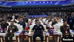 O Ministro da Defesa chinês, Dong Jun, participa no Fórum Xiangshan de Pequim, em Pequim