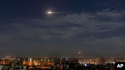 Tên lửa bay gần sân bay quốc tế ở Damascus, Syria. [Ảnh minh họa]