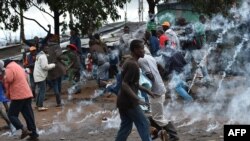 Les résidents fuient les gaz lacrymogènes lancés par la police, dans le village de Katwekera, Kenya, le 26 octobre 2017.