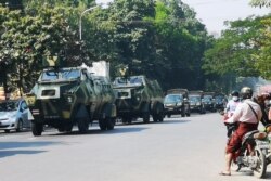 Camiones blindados patrullan las calles de Mandalay, Birmania, el 2 de febrero de 2021, después de que el ejército tomó el poder el día anterior.