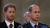 William, Pangeran Wales, dan Pangeran Harry saat peti mati Ratu Elizabeth Inggris tiba di Westminster Hall dari Istana Buckingham, di London, Inggris, 14 September 2022. (Foto: REUTERS/Alkis Konstantinidis)