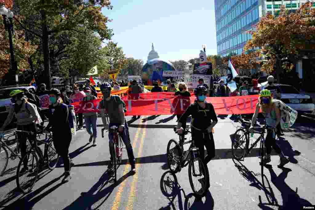 Activistas participan en una protesta liderada por ShutdownDC el d&#237;a despu&#233;s de las elecciones presidenciales de EE. UU. en Washington, el 4 de noviembre de 2020.