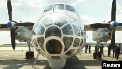 ເຮືອບິນ Antonov-30B ຂອງຣັດເຊຍ ຈອດຢູ່ທີິ່ທາງແລ່ນ ຢູ່ສະໜາມບິນທະຫານ Melsbroek ເມື່ອວັນທີ 13 ສິງຫາ 2002. ຄະນະທູດທະຫານຣັດເຊຍ ເດີນທາງໄປແບລຈ້ຽມ ເພື່ອສັງເກດການ ກ່ຽວກັບການບິນຜ່ານ ພາຍໃຕ້ສົນທິສັນຍາ 'ເປີດກວ້າງເຂດນ່ານຟ້າ'.