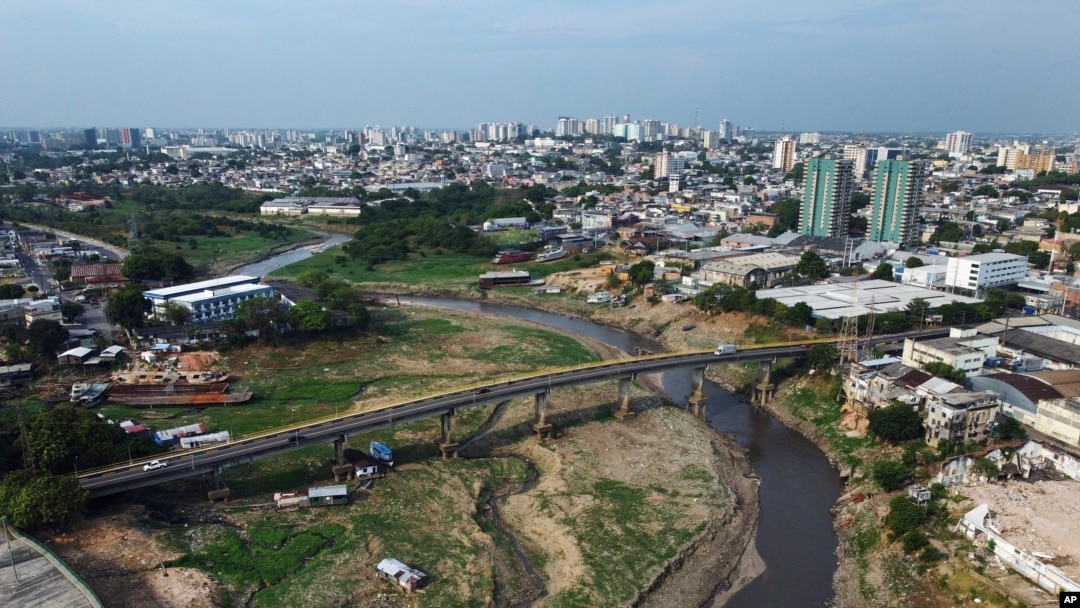 Parte del arroyo Sao Raimundo, que conecta con el río Negro, en medio de una severa sequía en Manaus, estado de Amazonas, Brasil, el 25 de septiembre de 2024. 