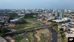 Parte del arroyo Sao Raimundo, que conecta con el río Negro, en medio de una severa sequía en Manaus, estado de Amazonas, Brasil, el 25 de septiembre de 2024. 