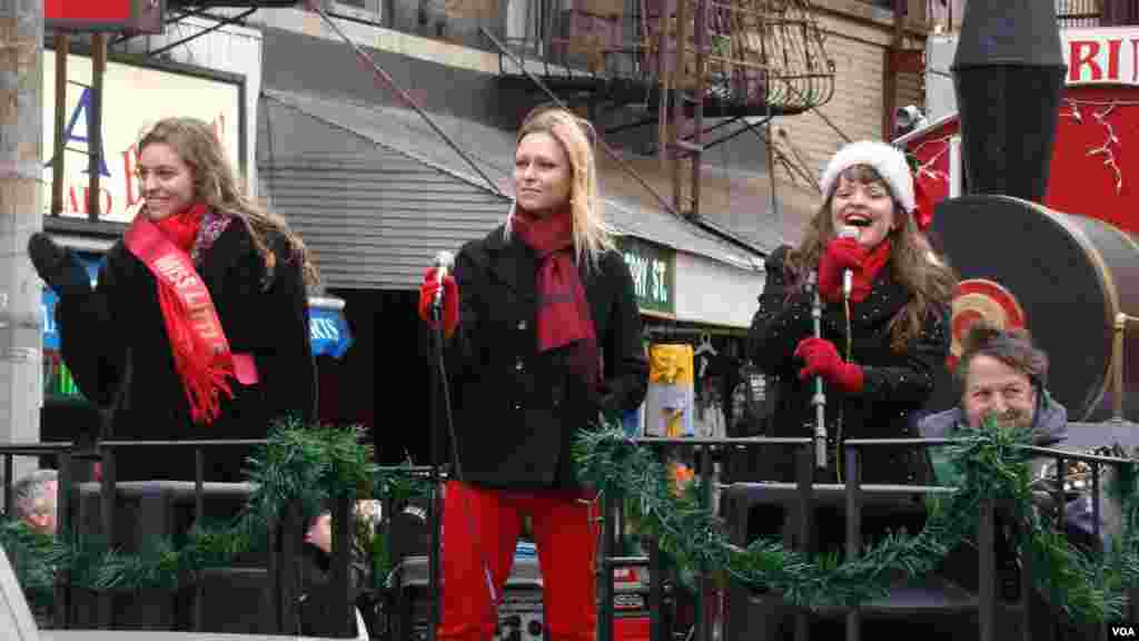 小意大利区小姐高唱圣诞歌曲