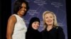 Hillary Clinton i Michelle Obama sa Samar Badawi tokom ceremonije dodjele Međunarodne nagrade za hrabre žene, u Washingtonu, 8. marta 2012.