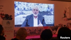 Pemimpin Hamas, Ismail Haniyeh, berbicara dalam rekaman video yang diputar dalam konferensi pers di Beirut, Lebanon, pada 28 Februari 2024. (Foto: Reuters/Mohamed Azakir)