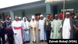 Mataimakin gwamnan jahar Nasarawa, Dakta Emmanuel Akabe, da Mai Martaba Sarkin Lafiya Sidi Bage Muhammad da shugabannin dogarawan tsaron dazuka