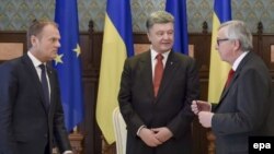 Президент Європейської ради Дональд Туск (л), президент України Петро Порошенко (ц) і президент Європейської комісії Жан-Клод Юнкер