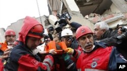 구조작업을 벌이는 터키 구조대원들