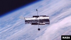 Teleskop Luar Angkasa Hubble saat mengorbit bumi tahun 2002. (Foto: dok)