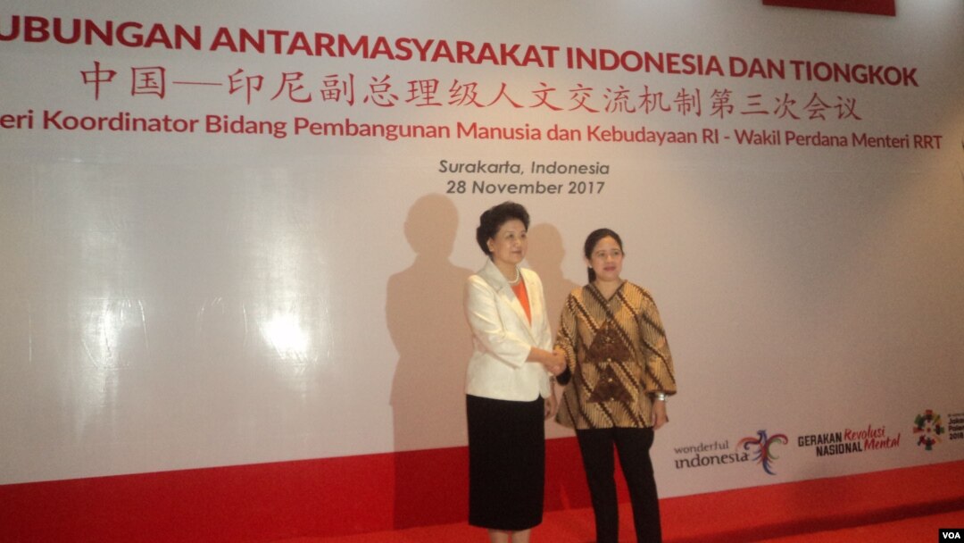Wakil Perdana Menteri China, Liu Yandong (kiri) bersalaman dengan Perwakilan Pemerintah Indonesia yaitu Menko PMK pada Pertemuan Tingkat Tinggi Indonesia-China di Solo, Selasa 28/11. (Foto: VOA/Yudha S.) 