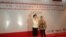 Wakil Perdana Menteri China, Liu Yandong (kiri) bersalaman dengan Perwakilan Pemerintah Indonesia yaitu Menko PMK pada Pertemuan Tingkat Tinggi Indonesia-China di Solo, Selasa 28/11. (Foto: VOA/Yudha S.)