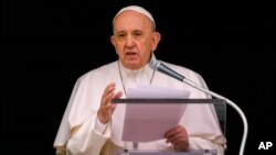 Paus Fransiskus memberikan khutbah di Vatikan, Minggu (6/6).
