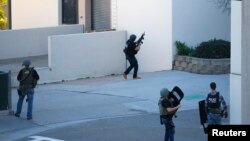 执法人员在加州圣地亚哥一个与海军医疗中心相连接的停车场附近进行搜查 (2016年1月26日)