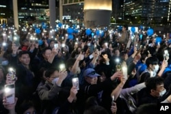 총선 전날인 9일 한국 서울에서 제1야당인 더불어민주당의 지지자들이 당의 국회의원 선거 유세에서 환호하고 있다.