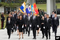 클라우스 베르네르 요하니스 루마니아 대통령(가운데 오른쪽) 22일 서울 국립현충원을 방문했다.