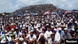 ဘင်္ဂလားဒေ့ရှ်နိုင်ငံ Cox’s Bazar ဒေသရှိ Kutupalong ဒုက္ခသည်စခန်းက ရိုဟင်ဂျာ ဒုက္ခသည်များ။ (သြဂုတ် ၂၅၊ ၂၀၁၉)